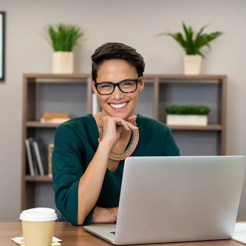 Successful_financial_adviser_happy_to_be_studying_the_advanced_DipFA_hero_image_bmrruf