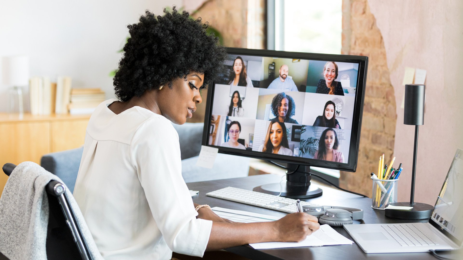 Distance learning student in a virtual learning environment classroom from home.