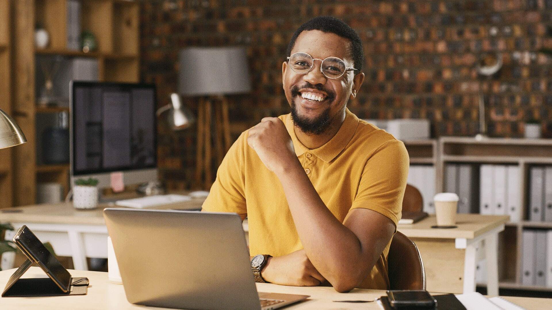 Aspiring BI analyst seated at a desk, exploring tips on a job title associated with different business intelligence roles.