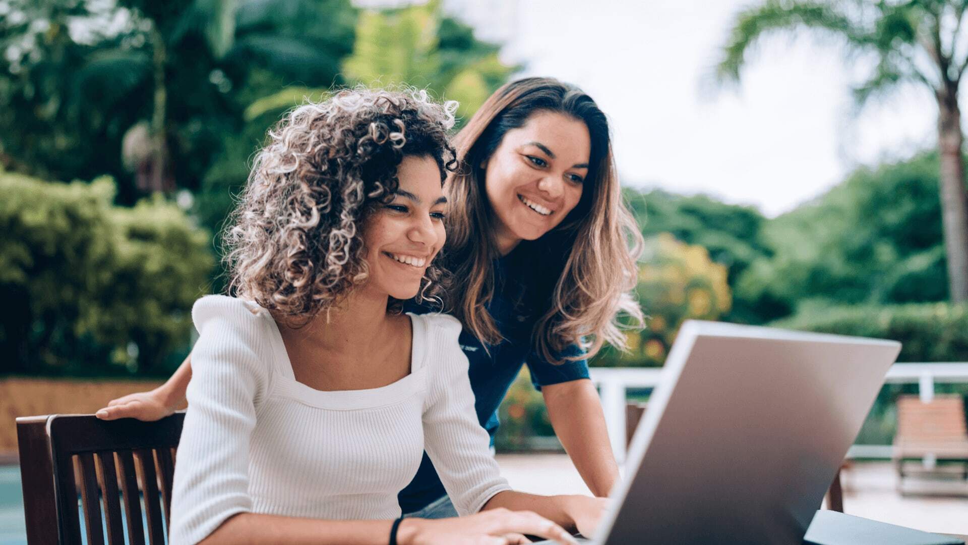 Project managers using agile software development alongside the best programming languages for rapid application development.