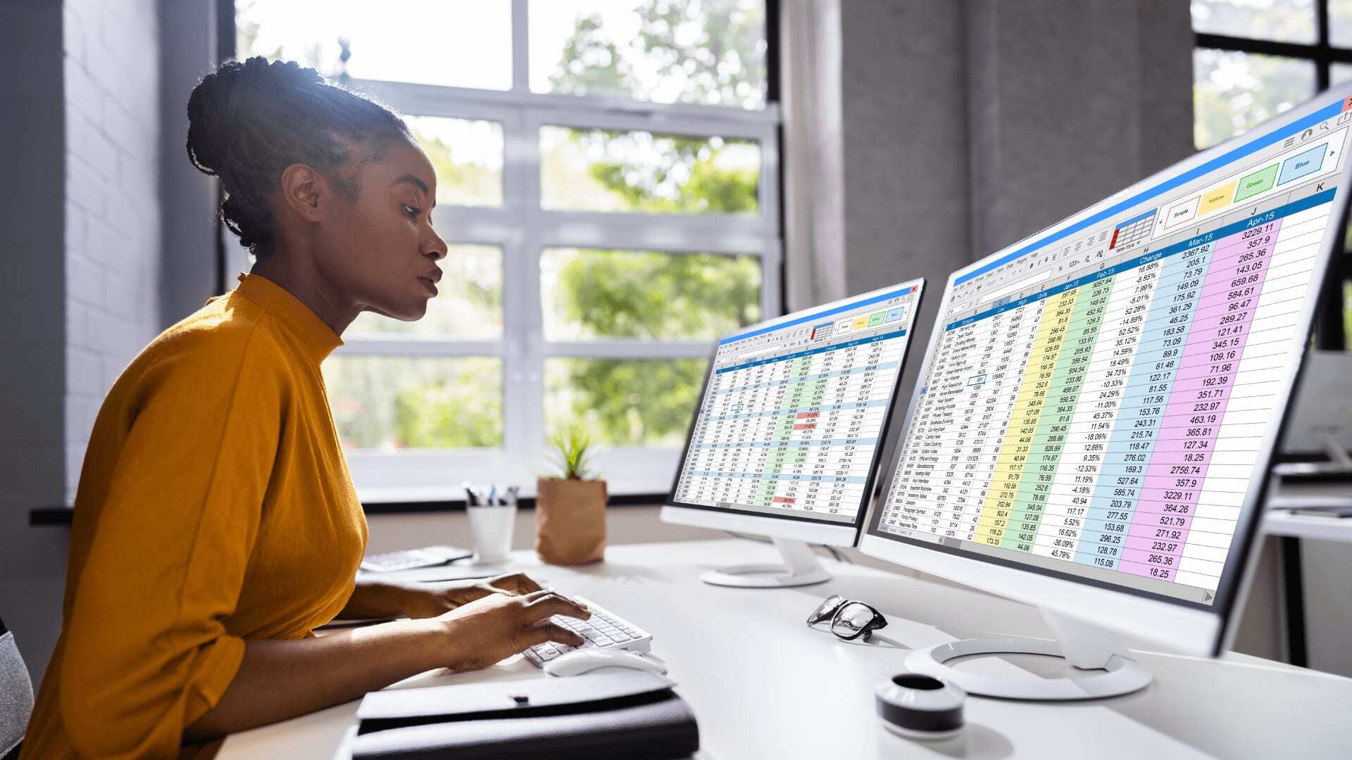 Business analytics consultant comparing modern business intelligence vs traditional tools to analyse data effectively.