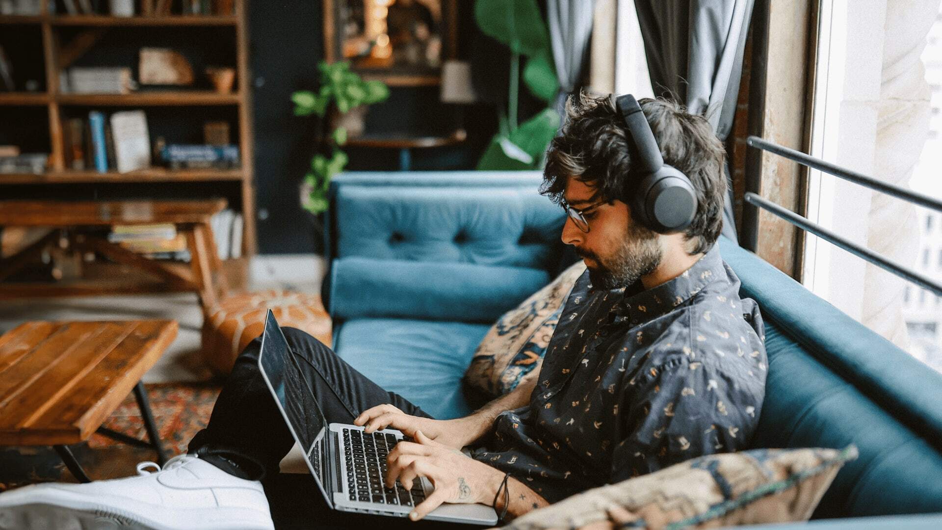 Data governance manager exploring jobs in the field, including the average data manager salary figures in London, England per year.