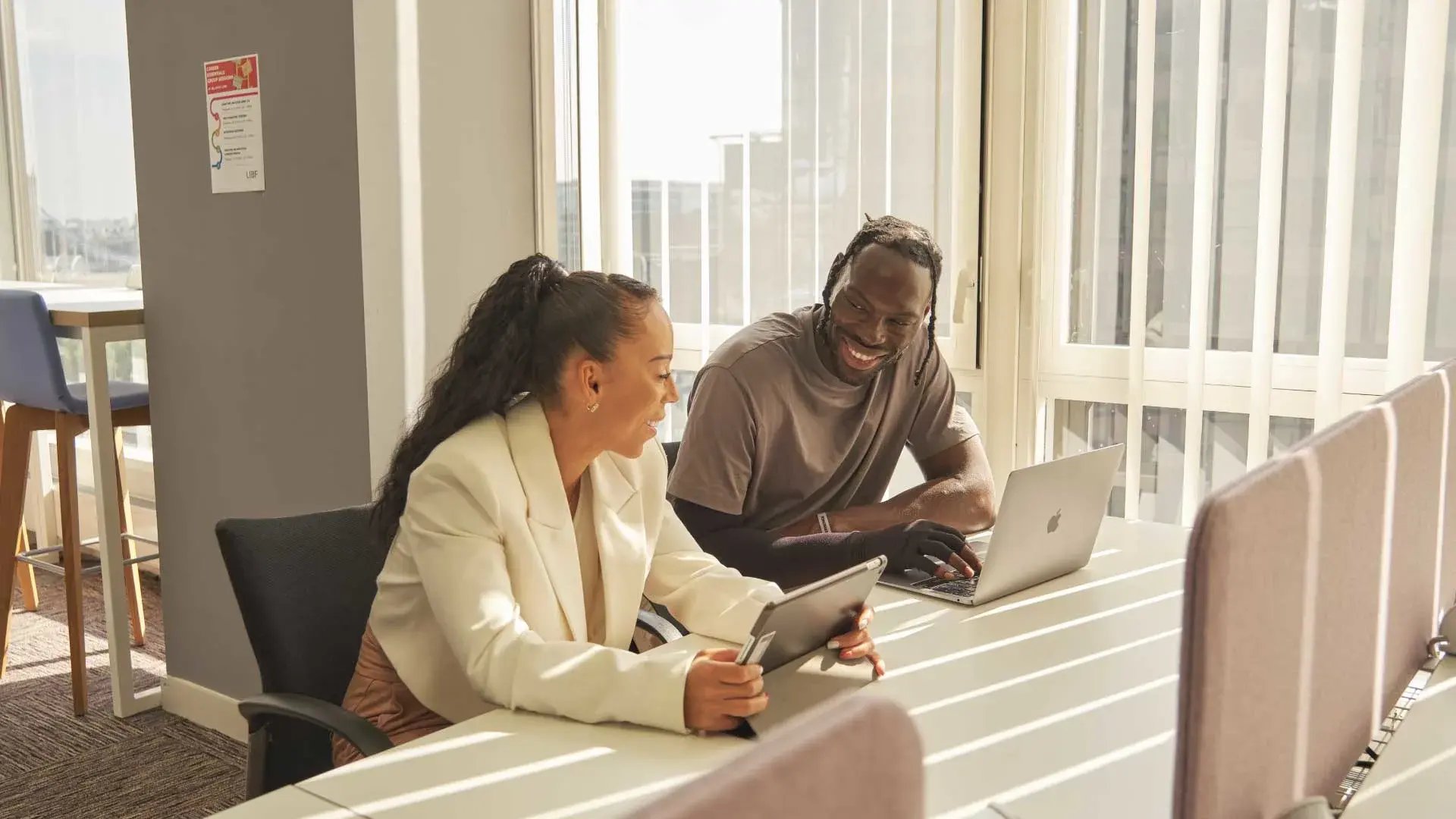 Walbrook-London-Campus-Students-Studying-Computers_jj7vej