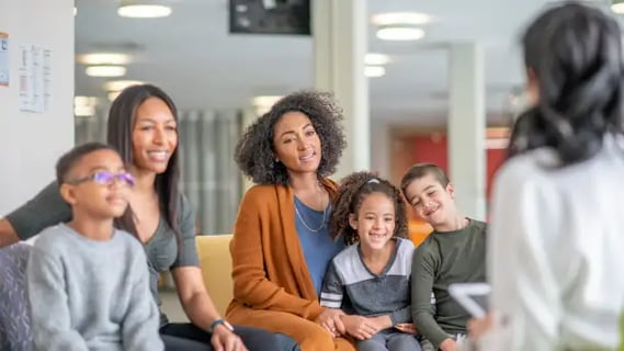 Educational psychologist using psychological teaching methods to help families develop new skills