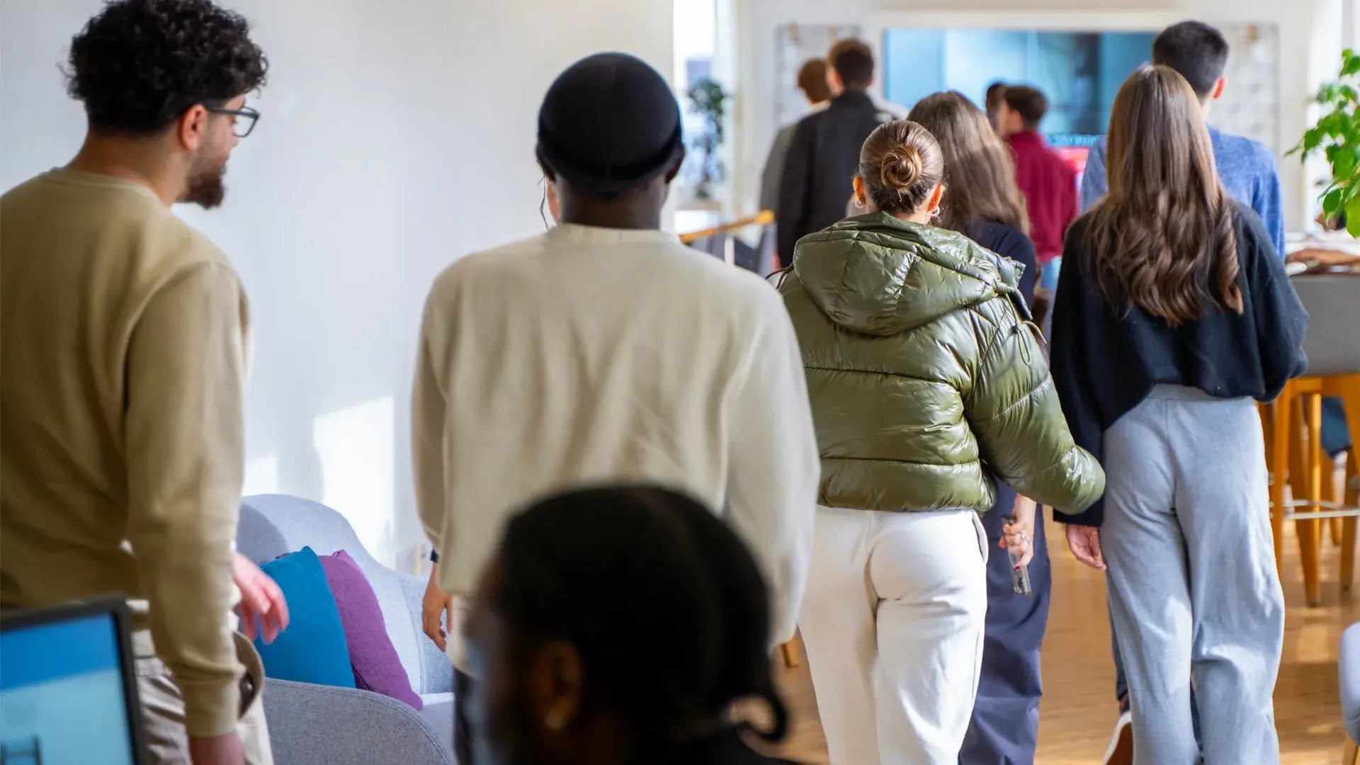 media-image-walbrook-students-on-campus_jekpy9