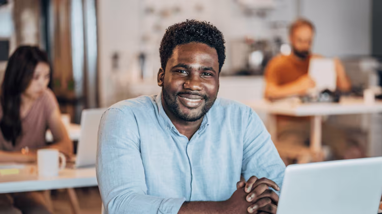 blog-media-image-smiling-male-IT-consultant-at-desk-libf_uyaxgf